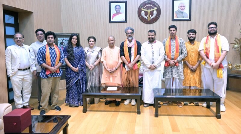 सीएम योगी से मिली ‘हनुमान अंश’ की टीम, नीब करोरी बाबा की आध्यात्मिक यात्रा पर हुई चर्चा
