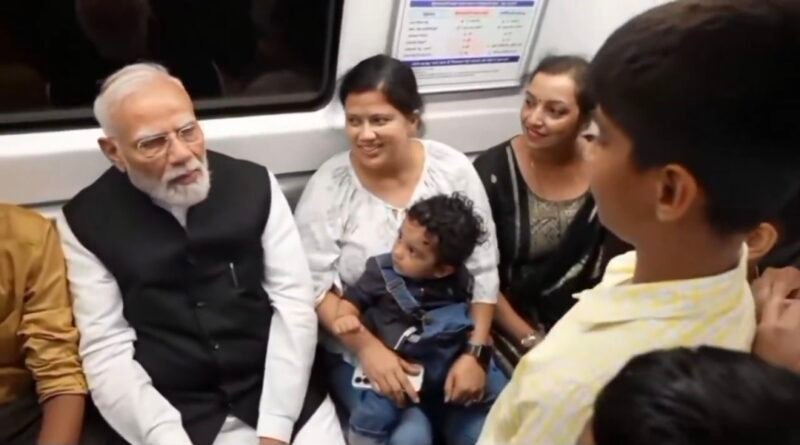 पीएम मोदी ने मेट्रो से किया सफर; DU के श्रीराम कॉलेज ऑफ कॉमर्स (SRCC) के शताब्दी समारोह में हुए शामिल