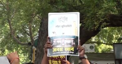 दिल्ली के जंतर-मंतर पर सपा कार्यकर्ताओं का प्रदर्शन, आजम खान की रिहाई और जौहर यूनिवर्सिटी के ध्वस्तीकरण पर रोक की मांग