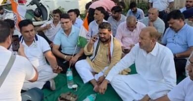 तिजारा चेयरमैन चुनाव से पहले पंचकूला में सियासी बवाल: कांग्रेस के 18 पार्षदों को रोके जाने का आरोप, थाने के बाहर हंगामा