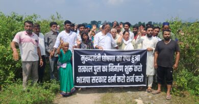 लालढांग: रवासन नदी पर पुल निर्माण को लेकर उग्र हुआ जनाक्रोश; विधायक अनुपमा रावत ने 10 दिन का अल्टीमेटम देकर दी आमरण अनशन की चेतावनी