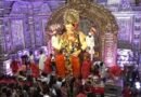मुंबई का प्रसिद्ध गणेशोत्सव: लालबागचा राजा के दरबार में उमड़ी भक्तों की भीड़, इस बार महाकाल थीम पर सजा है भव्य पंडाल