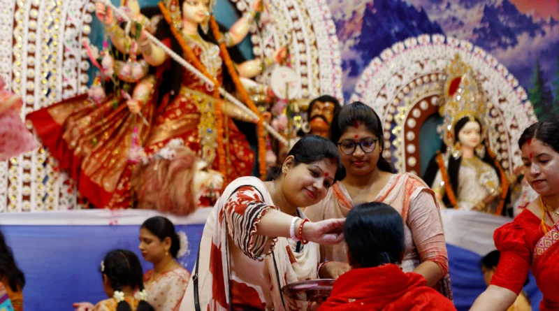 बांग्लादेश में शांतिपूर्ण माहौल में संपन्न हुई दुर्गा पूजा: तारिक रहमान सरकार के कड़े सुरक्षा इंतजामों और फंड में बढ़ोतरी से बदली तस्वीर
