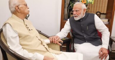 पीएम मोदी ने सार्वजनिक जीवन के 25 साल पूरे होने पर LK आडवाणी से लिया आशीर्वाद
