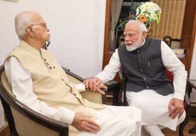 पीएम मोदी ने सार्वजनिक जीवन के 25 साल पूरे होने पर LK आडवाणी से लिया आशीर्वाद