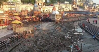 गंगनहर की वार्षिक बंदी और हर की पौड़ी का नजारा: जलस्तर कम होने पर सिक्के और कीमती धातुएं तलाशने वालों की उमड़ती है भीड़