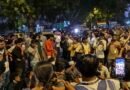 दिल्ली: महिला पत्रकार से बदसलूकी पर बवाल, थाने के बाहर पत्रकारों का धरना