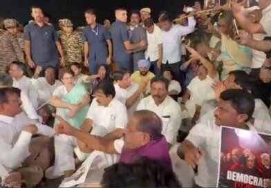 INDIA गठबंधन का दोहरा मोर्चा: अंदर राहुल समेत 10 नेताओं की राष्ट्रपति से मुलाकात, बाहर प्रियंका गांधी की अगुवाई में धरना