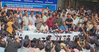 अभिजीत दीपके और नेहा बोरा की प्रेस कॉन्फ्रेंस में हंगामा, विरोध करने वालों पर लगाए पैसे लेकर आने के आरोप