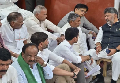 कर्नाटक में सियासी घमासान: वोटर लिस्ट से नाम कटवाने के आरोपों पर डीके शिवकुमार का धरना, राहुल गांधी का चुनाव आयोग पर हमला