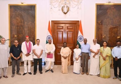 ‘इंडिया’ गठबंधन के नेताओं की राष्ट्रपति मुर्मू से मुलाकात, ‘वोट चोरी’ और SIR के मुद्दे पर सबूत देने का ऐलान